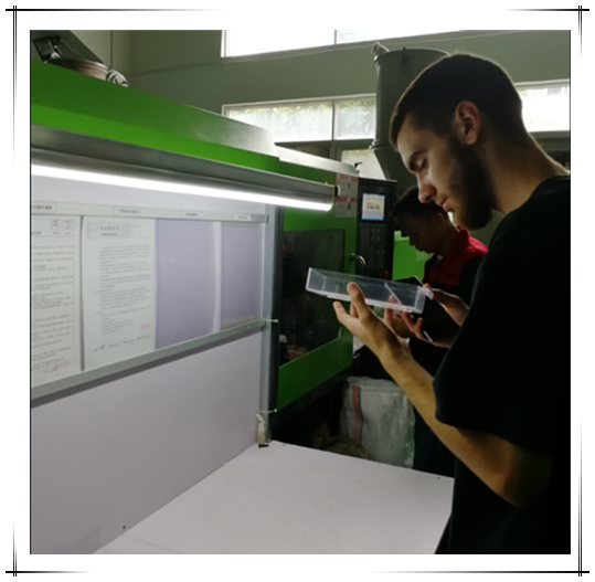 Cliente che assiste al test T1 della muffa